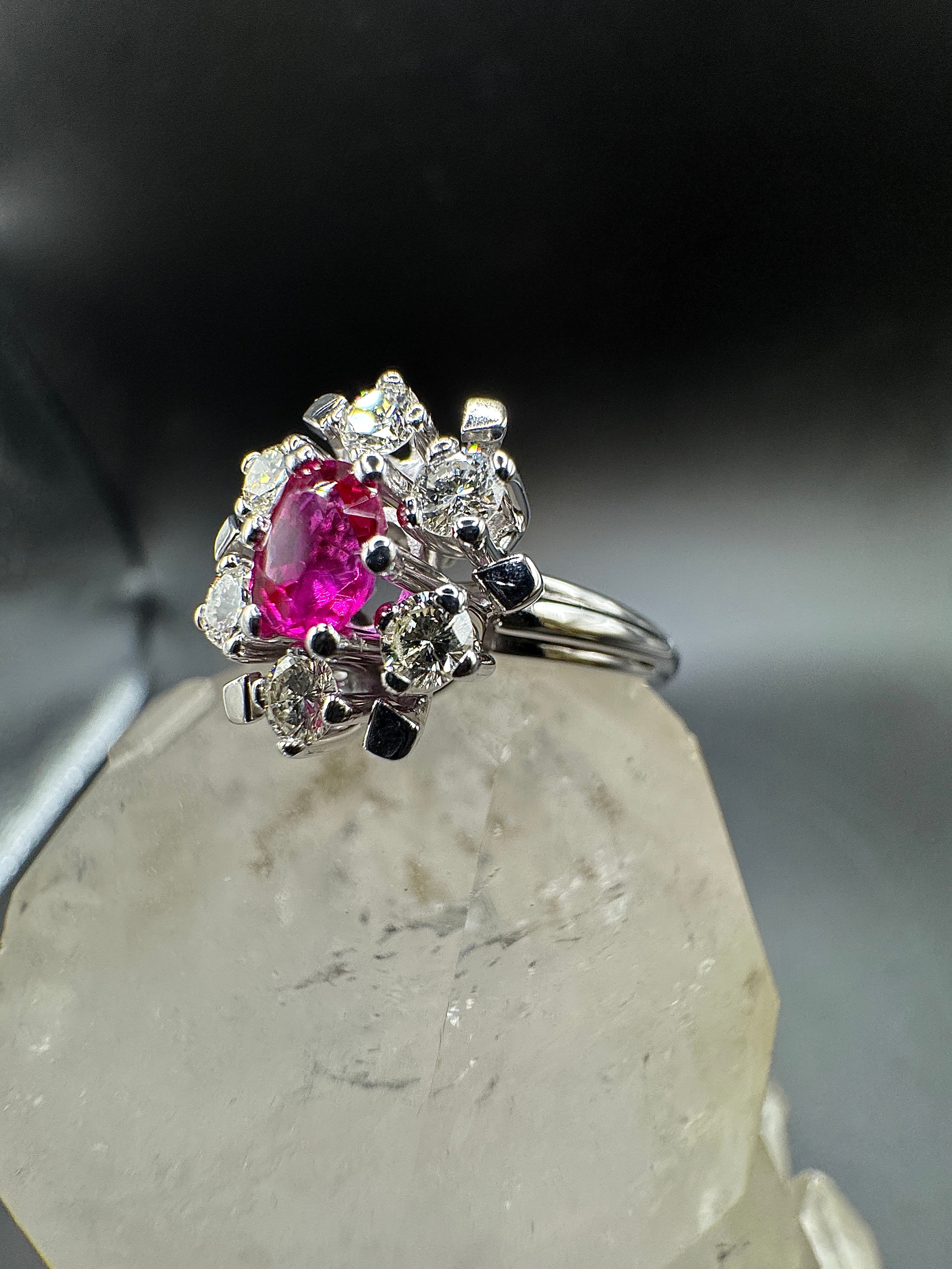 Eleganter Entourage-Ring in 18 Karat Weißgold mit leuchtendem Rubin & Brillanten