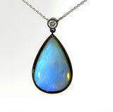 Australischer Opal Anhänger in 14 Karat Schwarzgold mit feinen Brillant