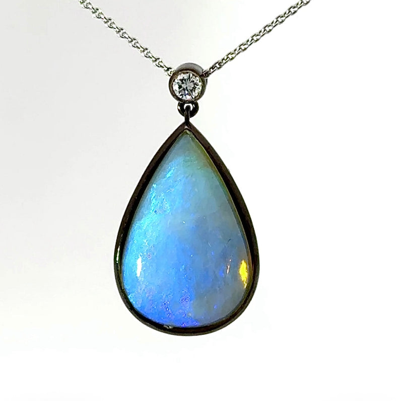 Australischer Opal Anhänger in 14 Karat Schwarzgold mit feinen Brillant