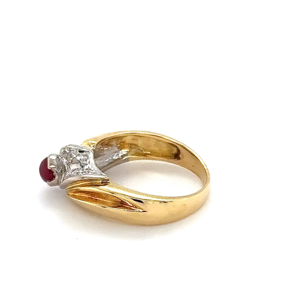 Handgefertigter Bicolor Ring in 18 Karat Gold mit Rubin und Brillanten