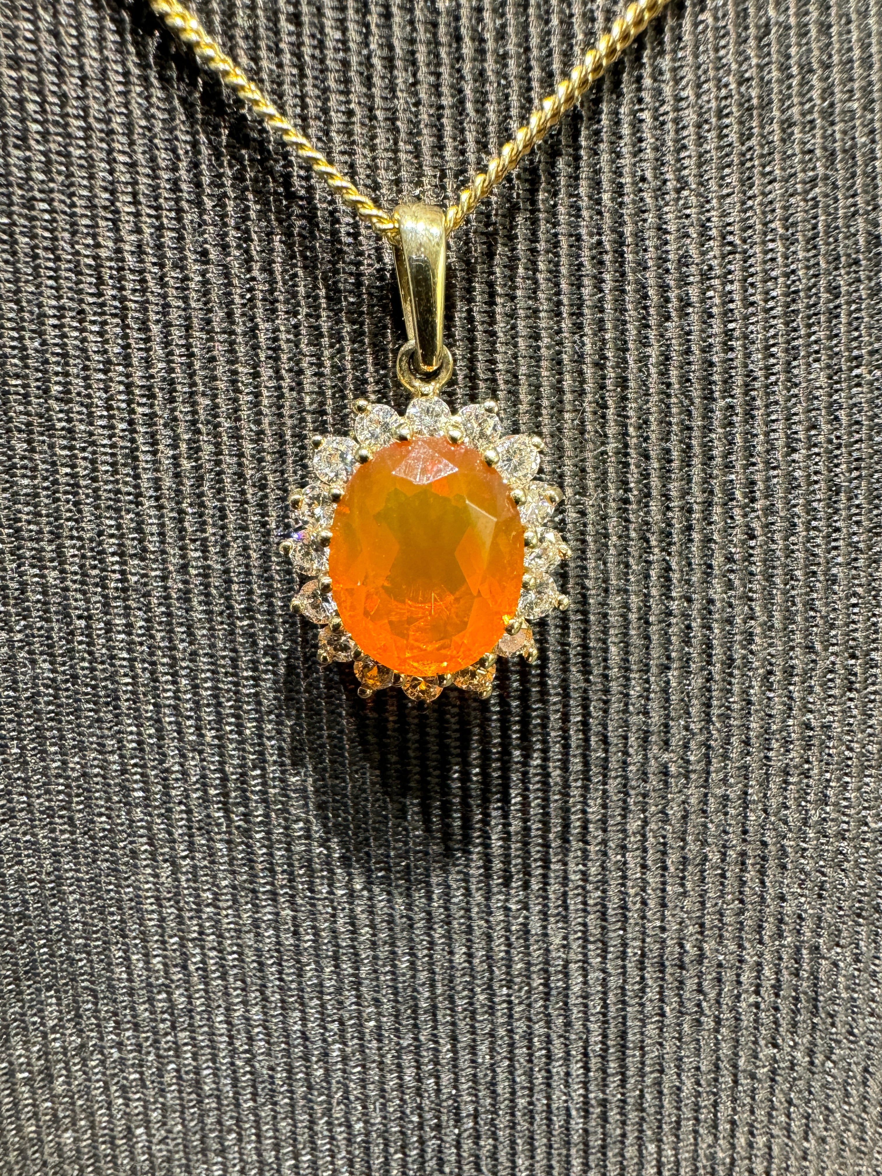 Stilvoller Feueropal-Anhänger in 14 Karat Gelbgold mit Brillanten und Kette