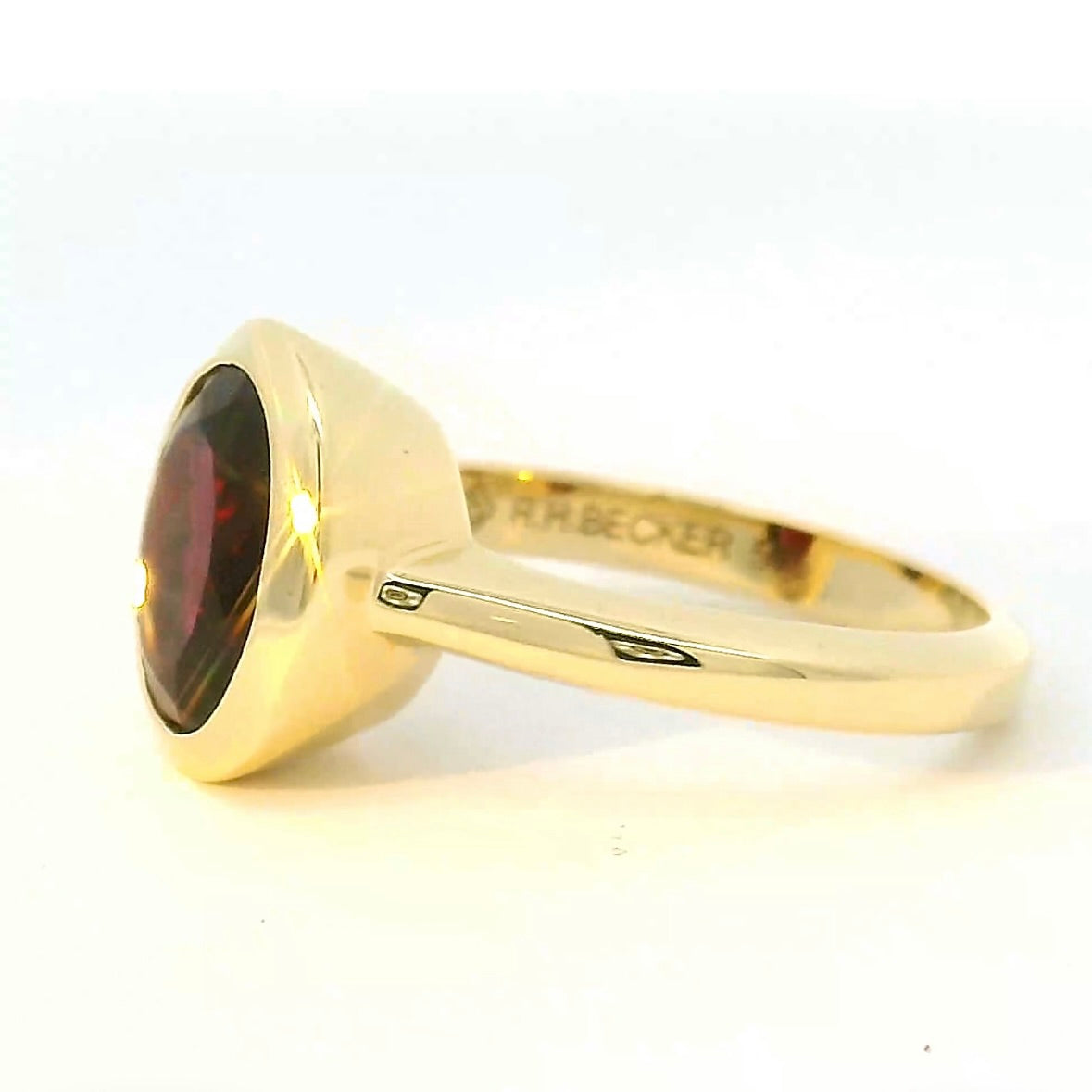 Edler Ring in 14 Karat Gelbgold mit rotem Granat von R. H. Becker