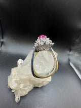 Hochwertiger Entourage Ring in 18 Karat Weißgold mit Rubin-Cabochon & Brillanten