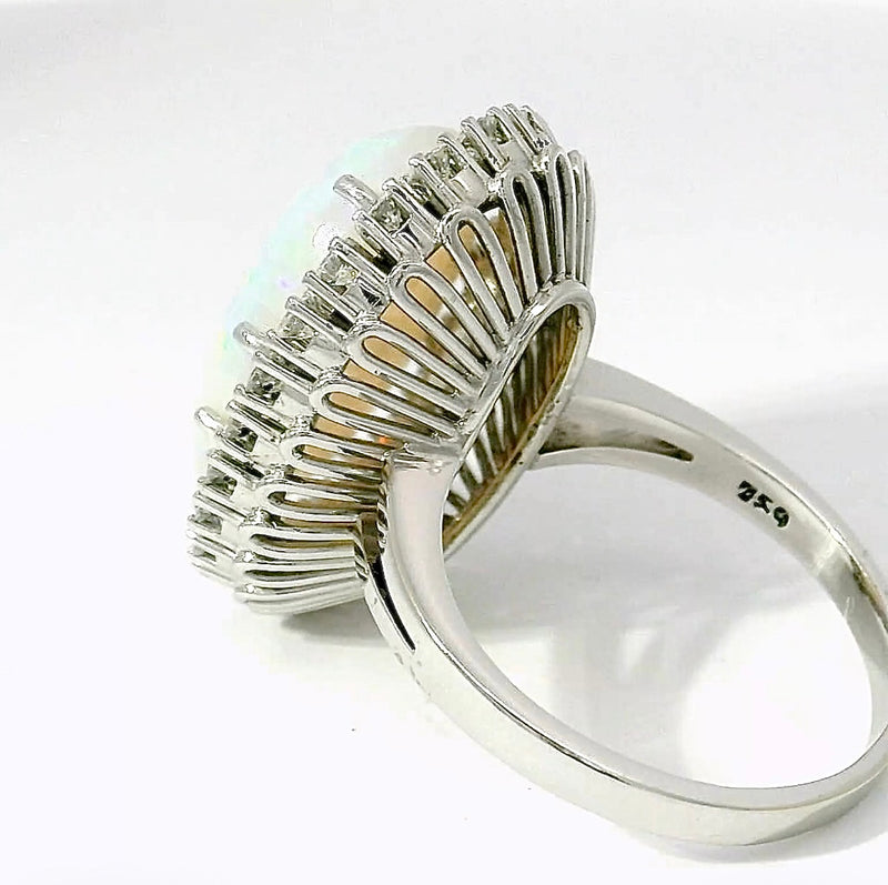 Hochfeiner Cocktailring in 18 Karat Weißgold mit austral. Opal & Brillanten