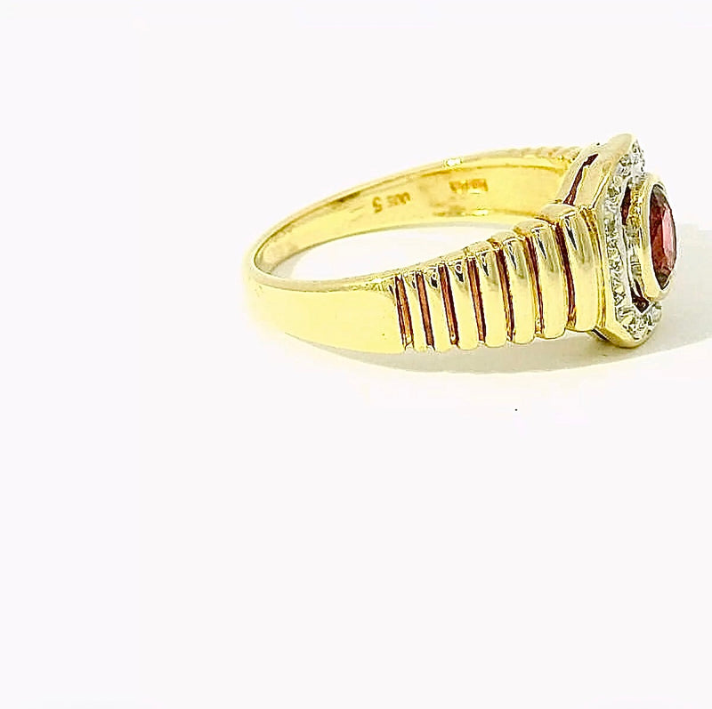 Eleganter Ring in 14 Karat Gelbgold mit Rubin & Diamanten