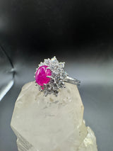 Hochwertiger Entourage Ring in 18 Karat Weißgold mit Rubin-Cabochon & Brillanten