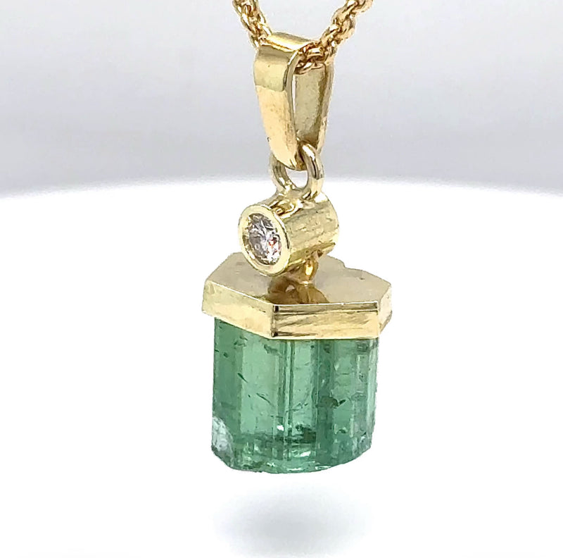 Stilvoller Turmalin Anhänger in 14 Karat Gelbgold mit feinen Brillant - Handarbeit