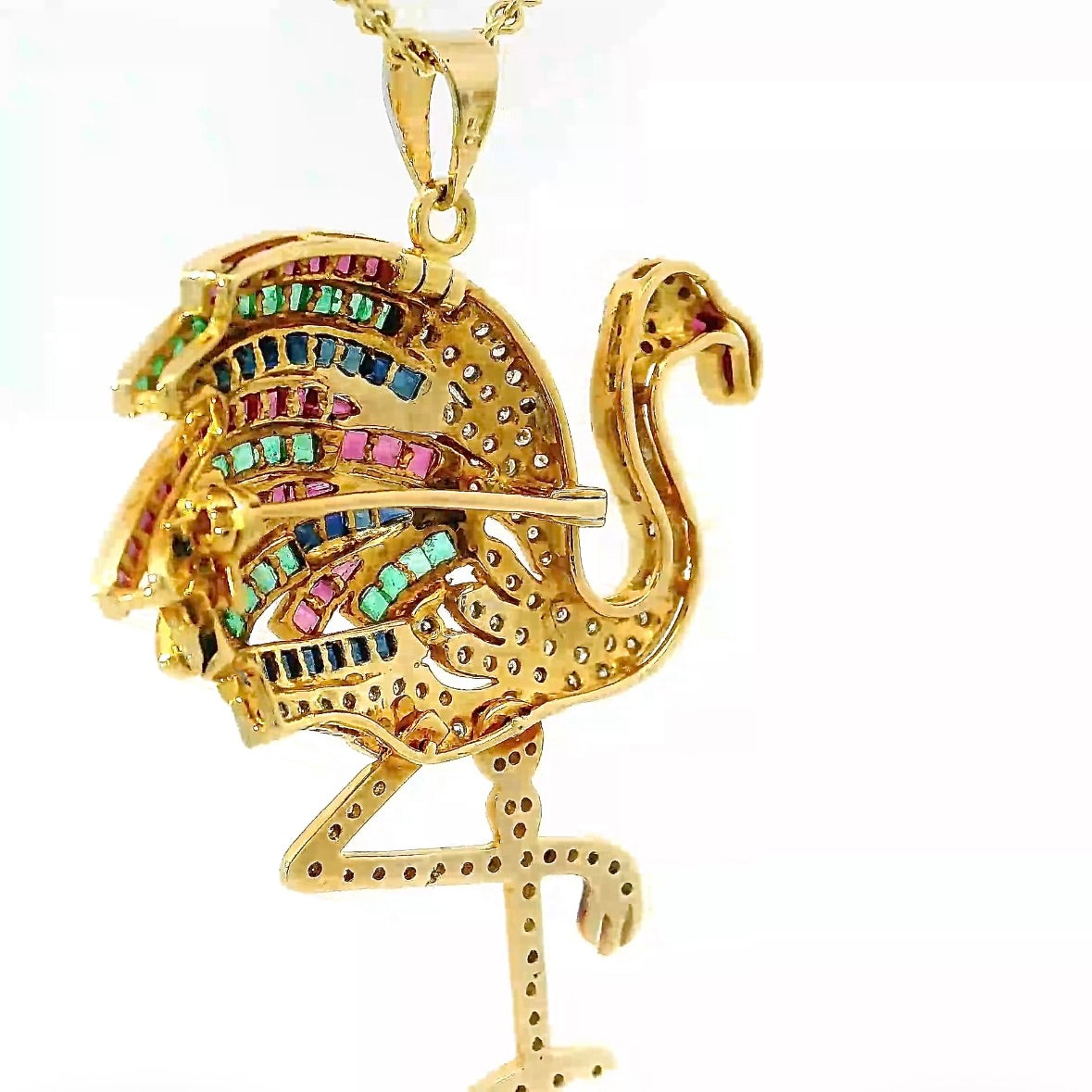Flamingo-Anhänger in 18 Karat Gelbgold mit Smaragden, Rubinen, Saphiren & Diamanten