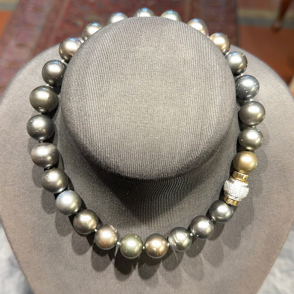 Große Tahiti-Perlen Kette mit edlem Verschluss aus 14 Karat Gold mit Brillanten