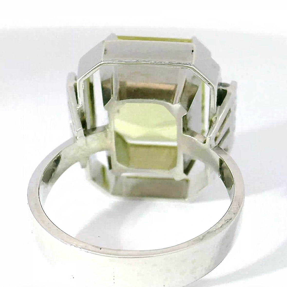One-of-a-kind ring in 18 karat white gold with lemon quartz & brilliant-cut diamonds
