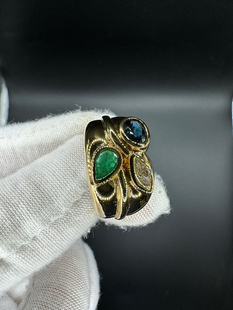 Massiver Ring in 18 Karat Gelbgold mit Smaragd, Saphir und Brillant