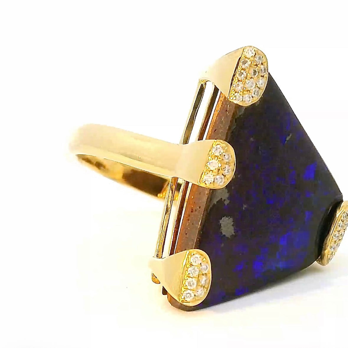 Edler Ring in 18 Karat Gelbgold mit Boulderopal & Brillanten