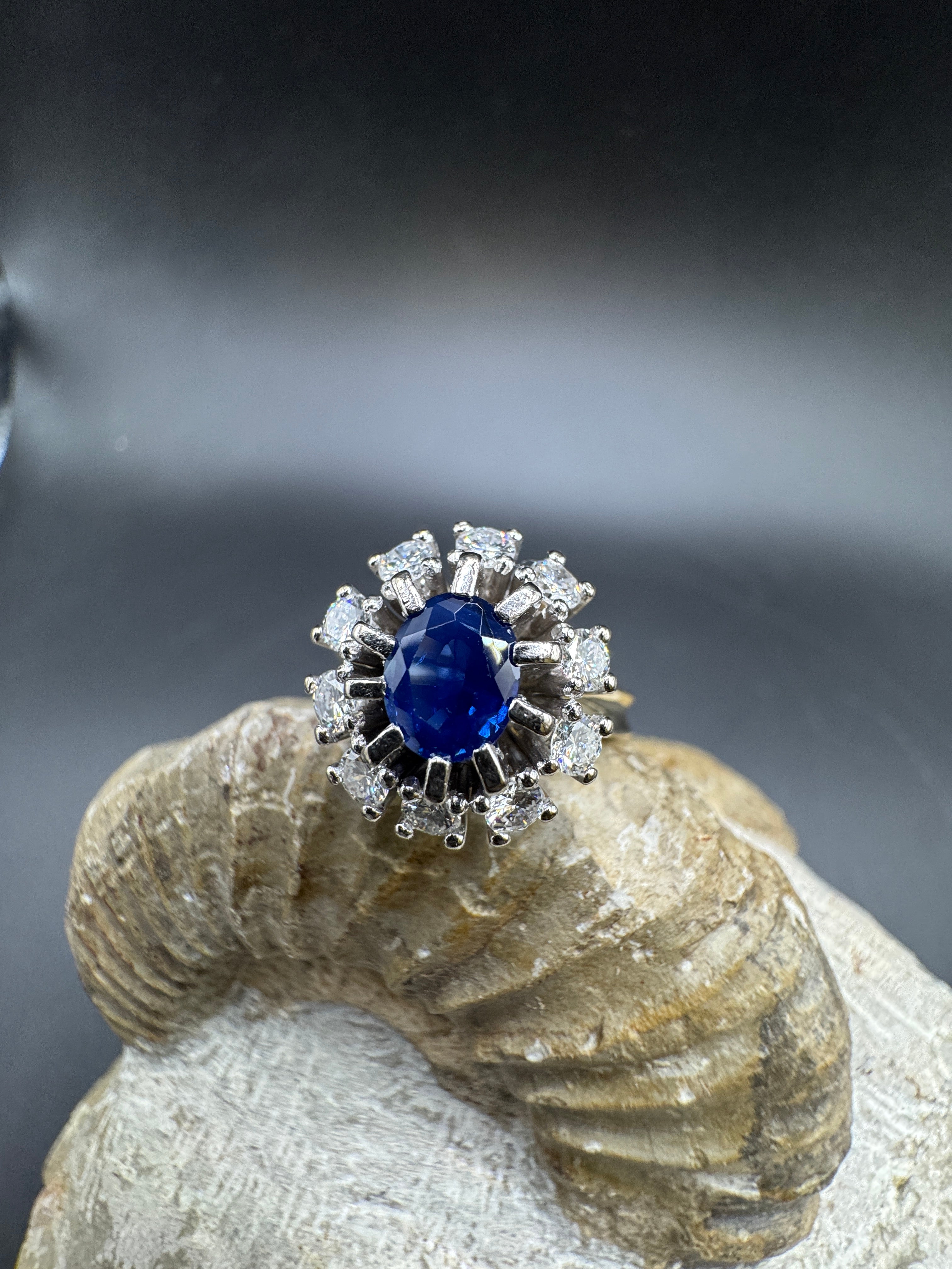 High-quality ring in 18 carat yellow & white gold with sapphire & brilliant-cut diamonds