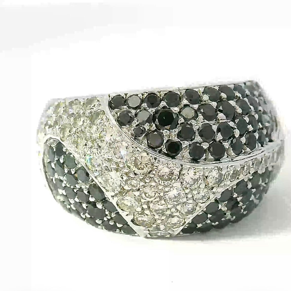 Substantial 18k white gold cocktail ring with black & white brilliant-cut diamonds