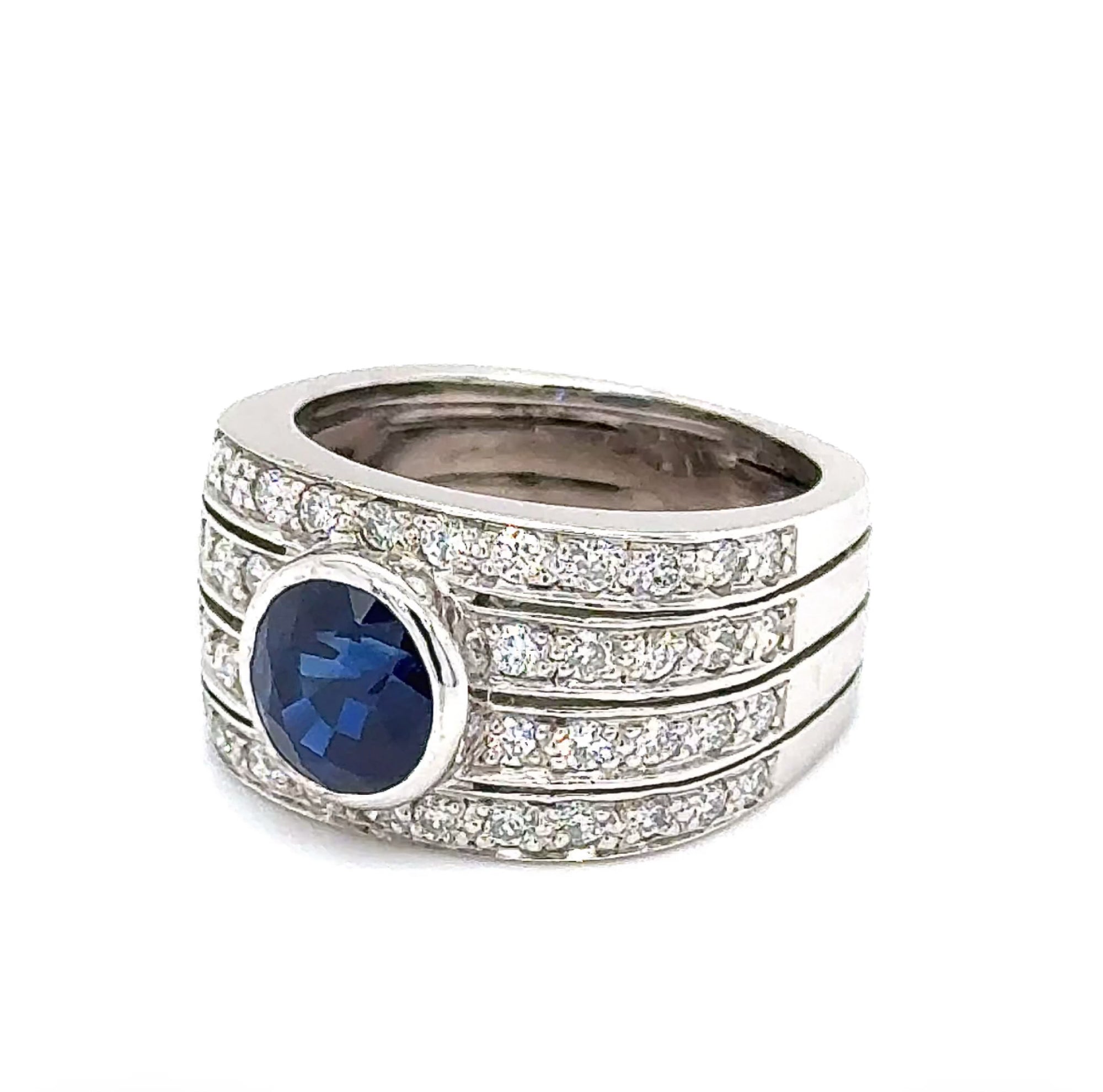 Eindrucksvoller Ring in 18 Karat Weißgold mit augenreinem Saphir und Brillanten