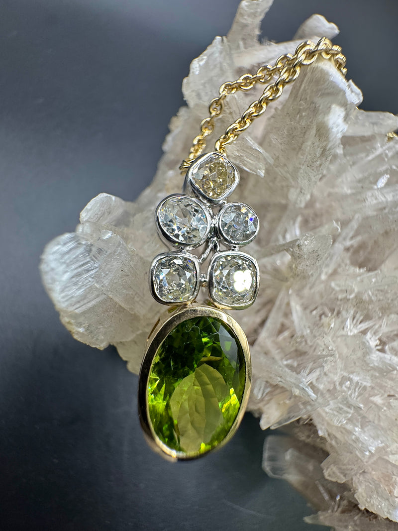 Moderner Peridot Anhänger in 14 Karat Bicolor Gold mit großen Diamanten