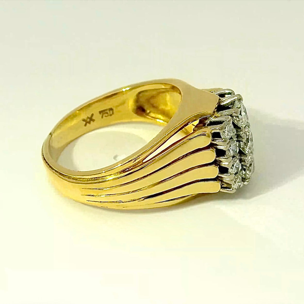 Eindrucksvoller Vintage-Ring in 18 Karat Gelb- und Weißgold mit hochfeinen Brillanten