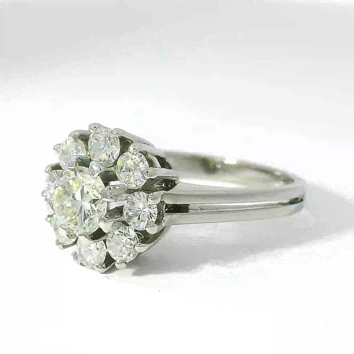 Zeitloser Entourage-Ring in 14 Karat Weißgold mit lebhaften Brillanten