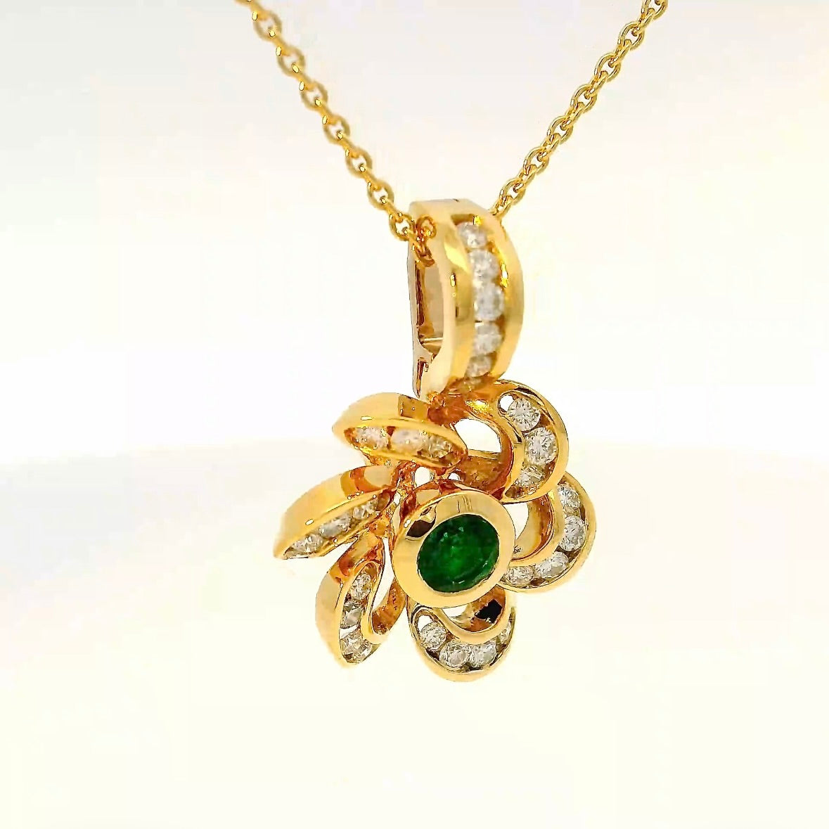 Handgefertigter Anhänger in 18 Karat Gelbgold mit Smaragd & Brillanten von Goldbaur