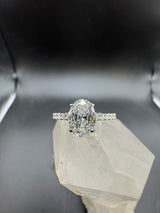 Wunderschöner Ring in 18 Karat Weißgold mit ovalem Brillanten & Pavé-Besatz
