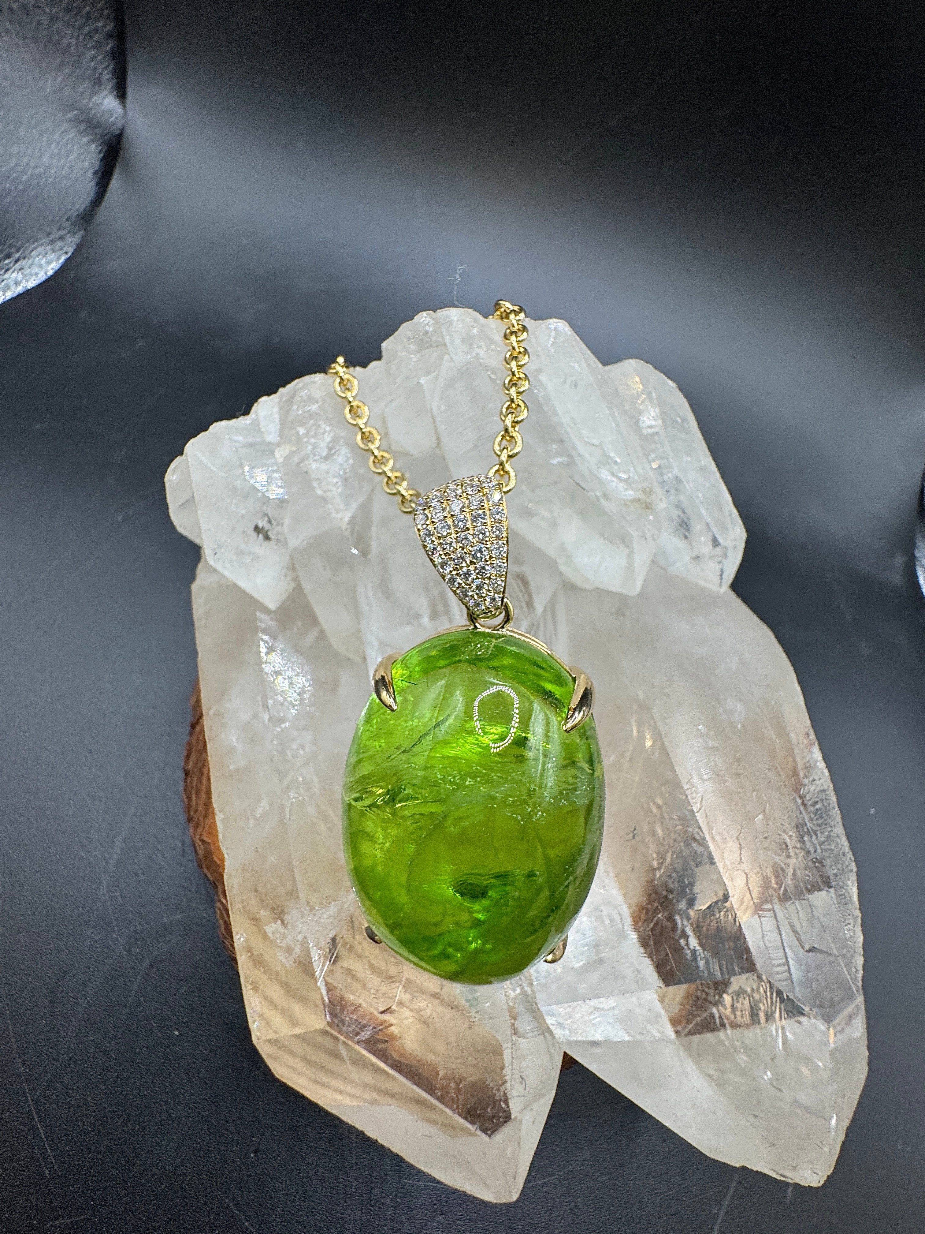 Riesiger Anhänger in 14 Karat Gelbgold mit beeindruckendem Peridot & Brillanten