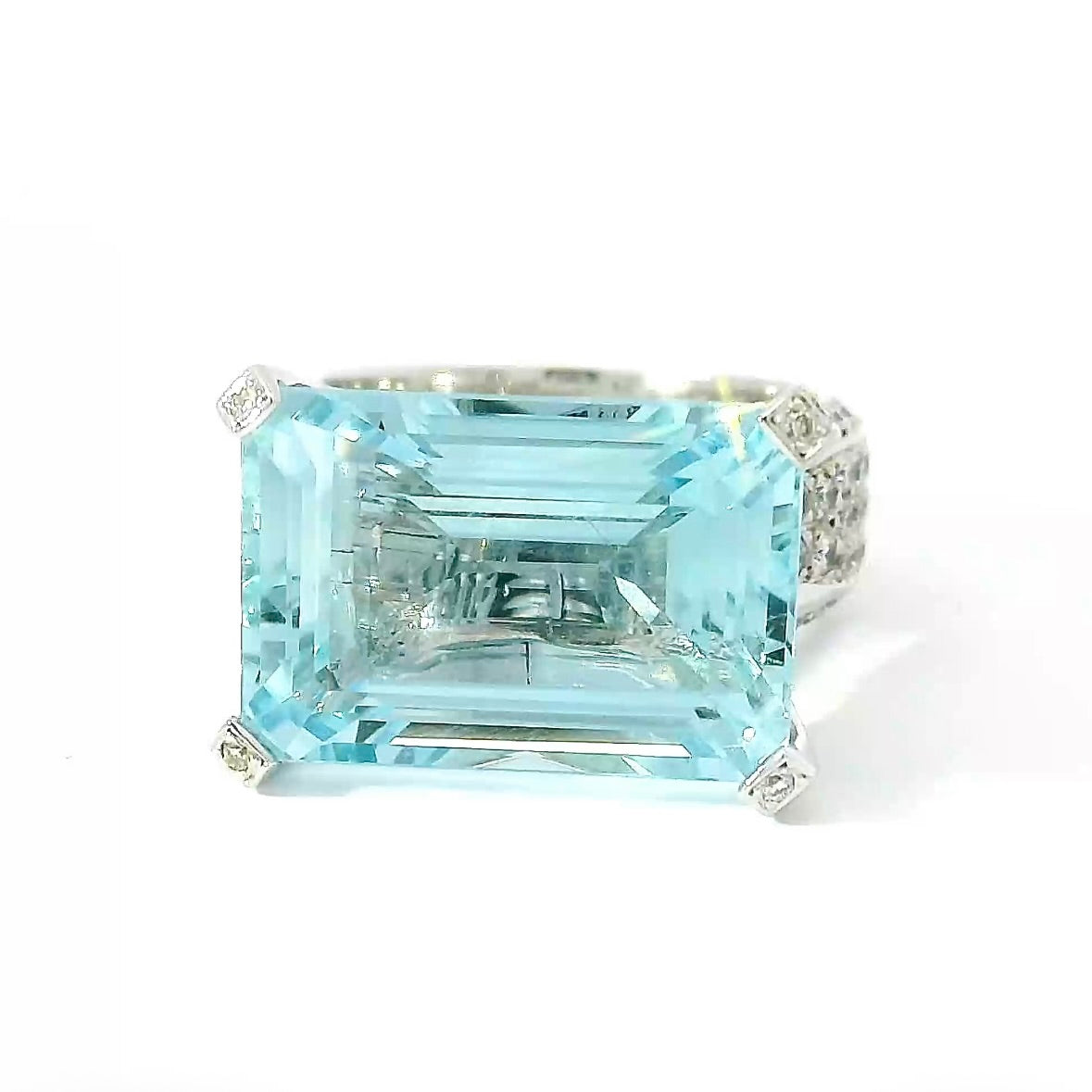 Prunkvoller Cocktailring in 18 Karat Weißgold mit feinem Aquamarin und Brillanten