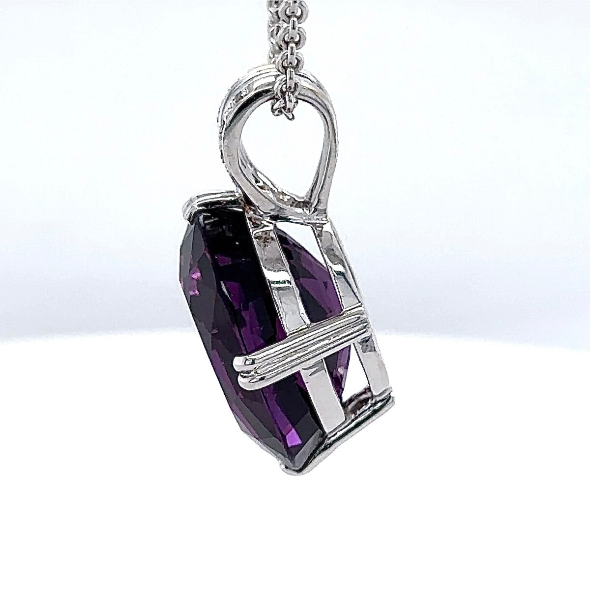 Moderner Edelsteinanhänger in 18 Karat Weißgold mit Amethyst & Brillanten + Kette