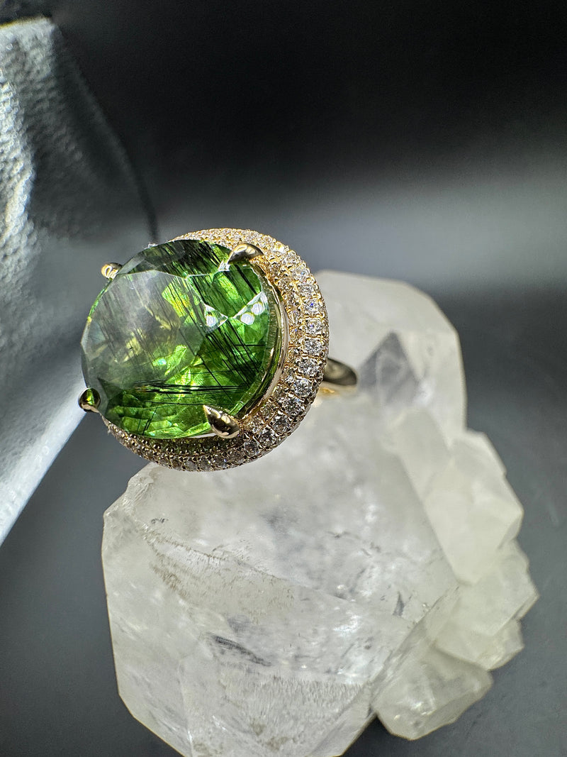 Einmaliger Ring in 14 Karat Gelbgold mit riesigem Peridot & Brillanten