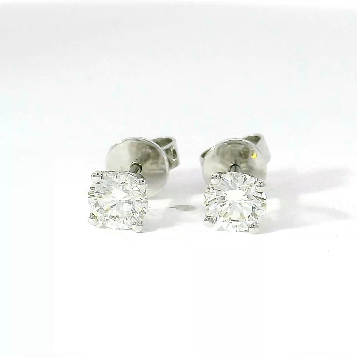 Moderne Brillantstecker in 18 Karat Gelbgold mit hochfeinen Brillanten