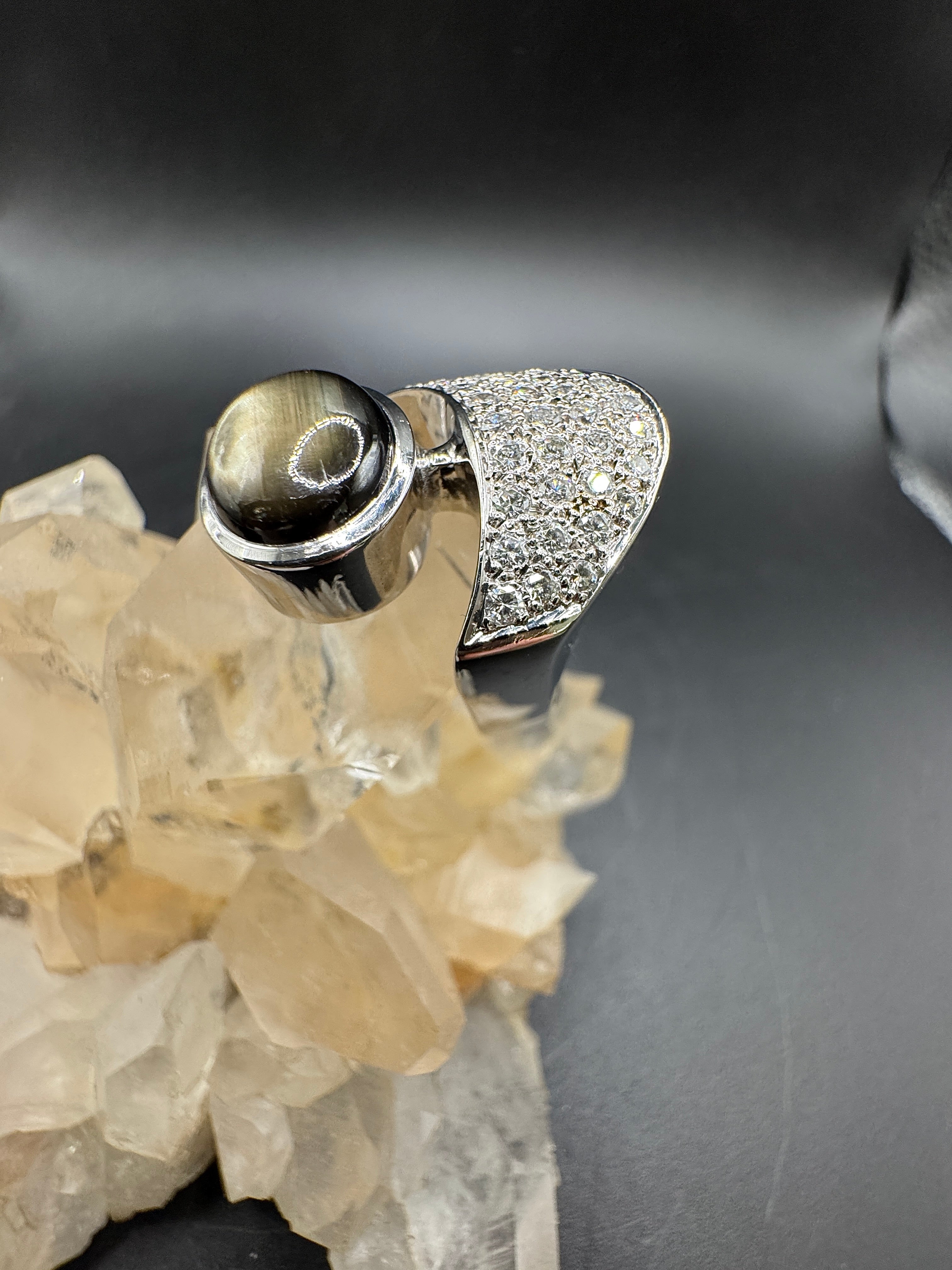 Handgemaakte witgouden ring van 18 karaat met briljant geslepen diamanten &amp; maansteen