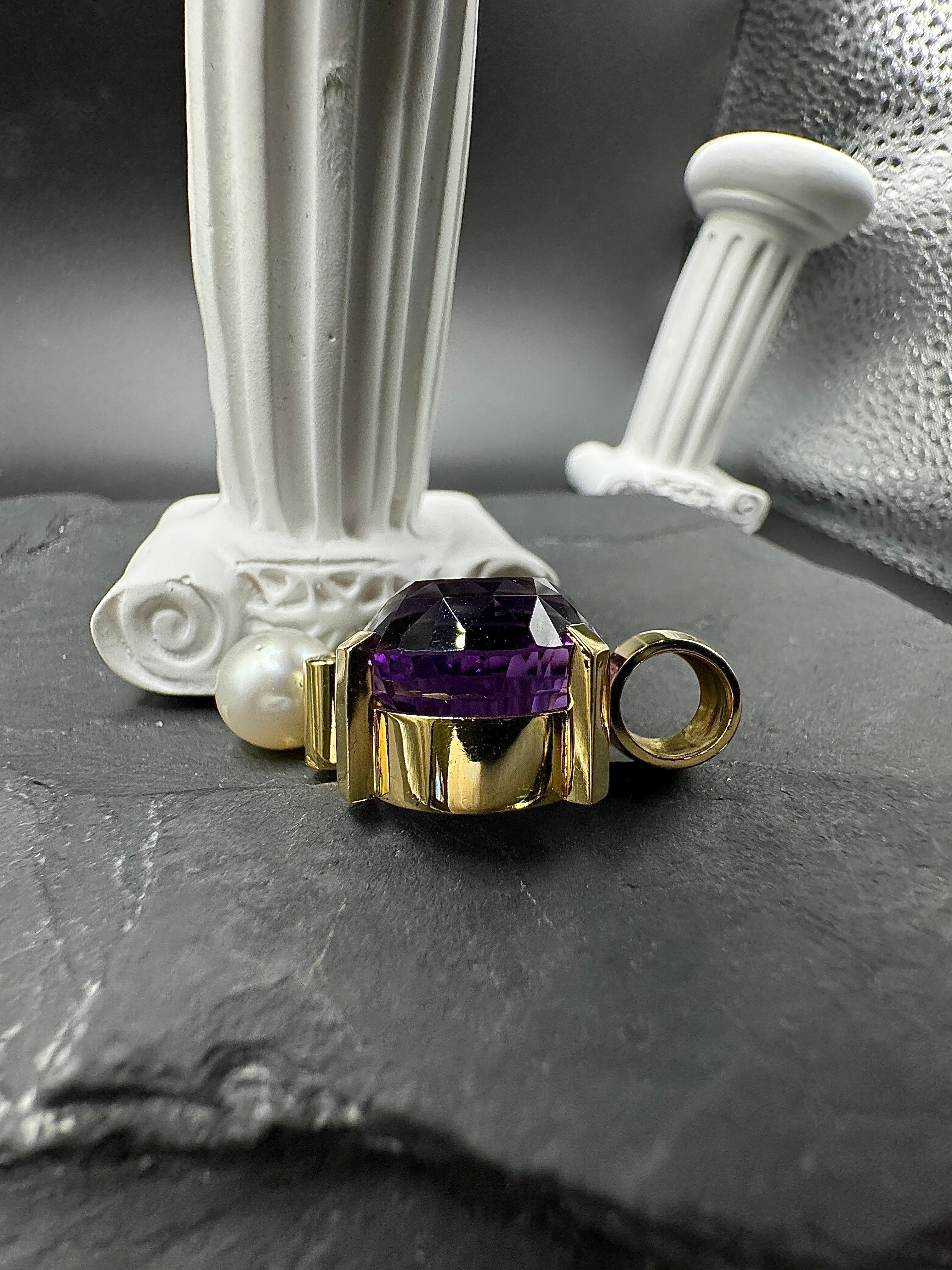 Beeindruckender Anhänger in 18 Karat Gelbgold mit feinen Amethyst, Brillant & Südsee-Perle