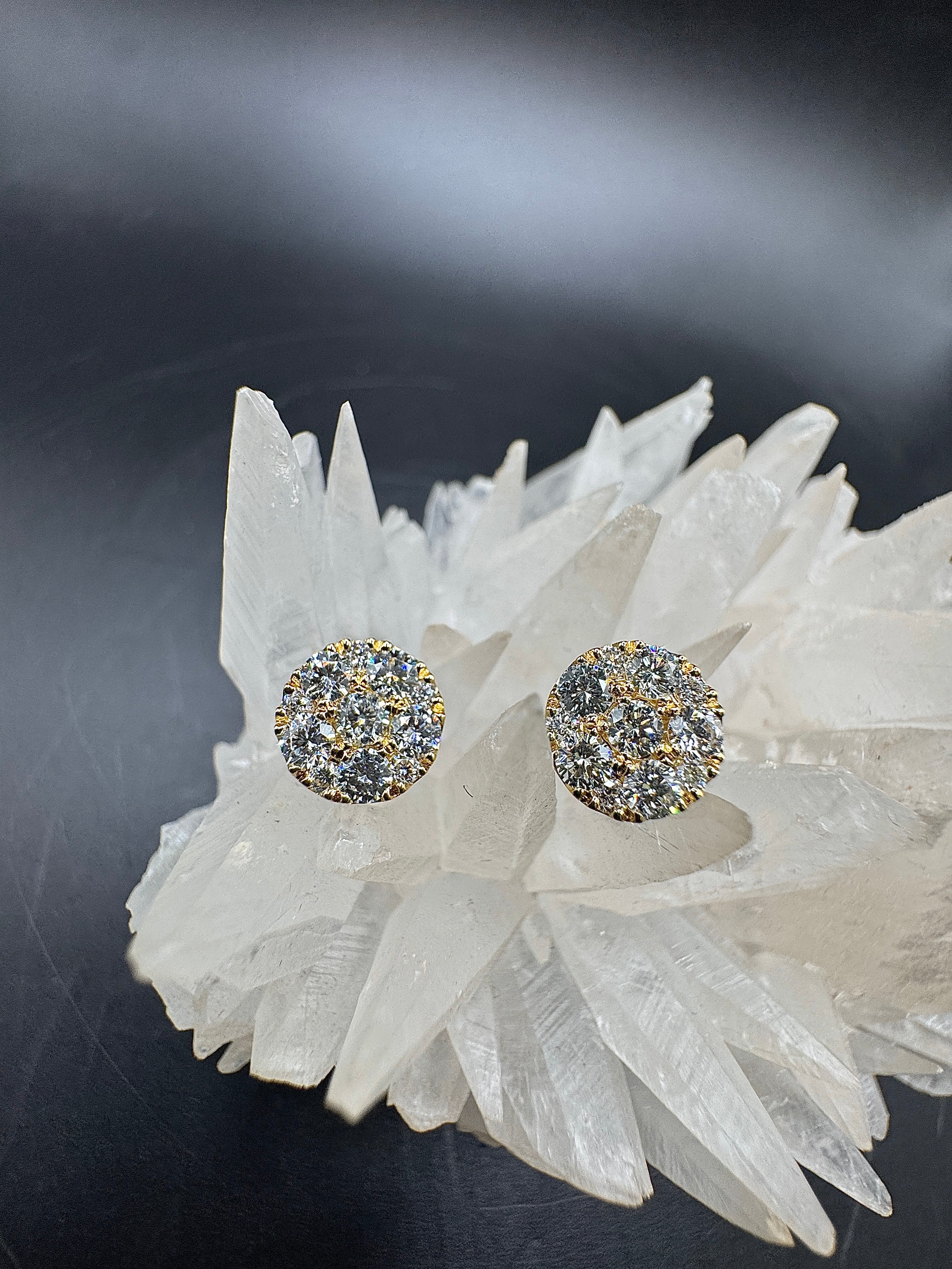 Moderne Brillantstecker in 18 Karat Gelbgold mit hochfeinen Brillanten