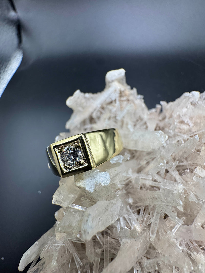 Massiver Solitär Ring in 14 Karat Gelbgold mit lebhaften Brillant