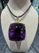Riesiger Amethyst Anhänger in 14 Karat Gelbgold mit feinen Brillanten
