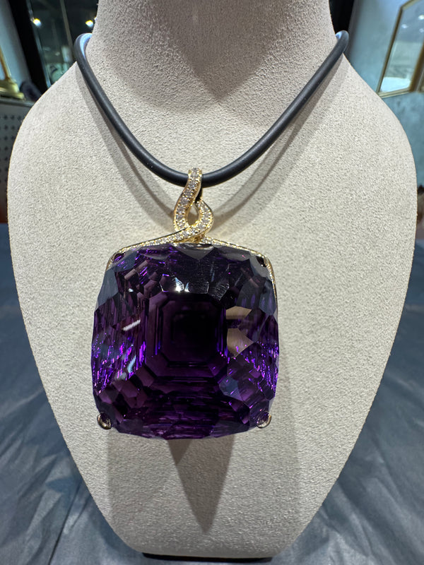 Riesiger Amethyst Anhänger in 14 Karat Gelbgold mit feinen Brillanten