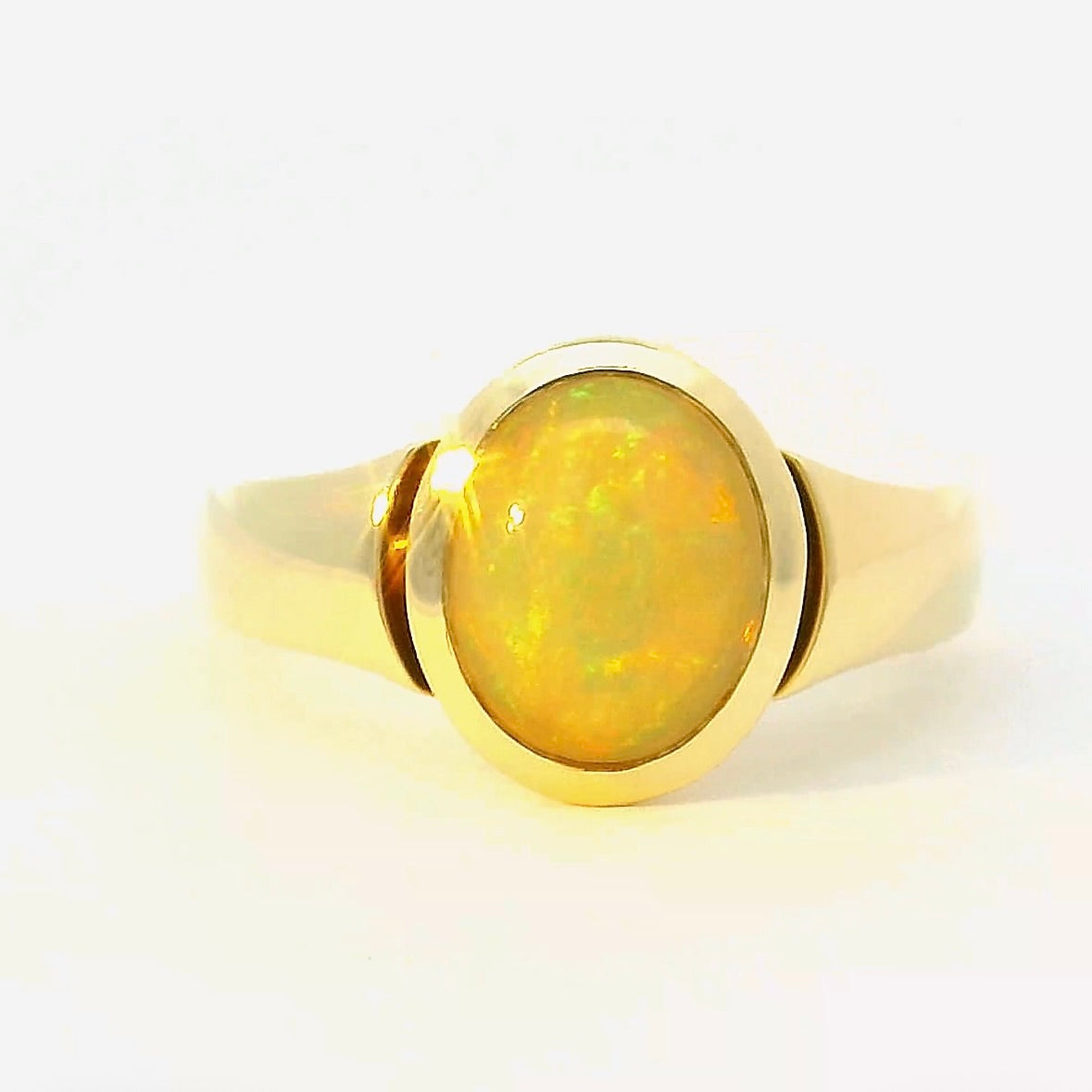 Edler Ring in 14 Karat Gelbgold mit äthiopischem Opal von R. H. Becker