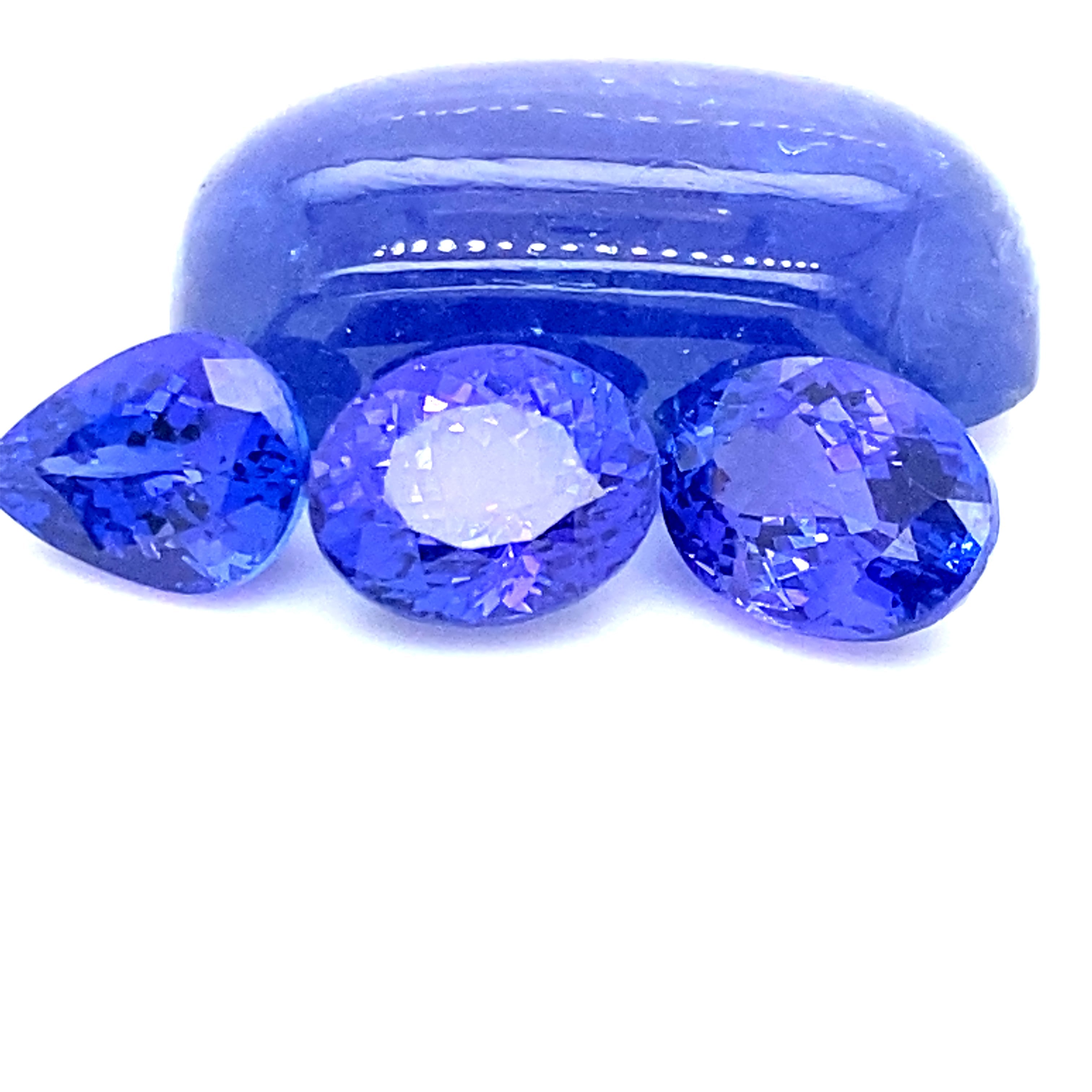 Großer Tansanit Cabochon und schöne blau-violette, facettierte Tansanite