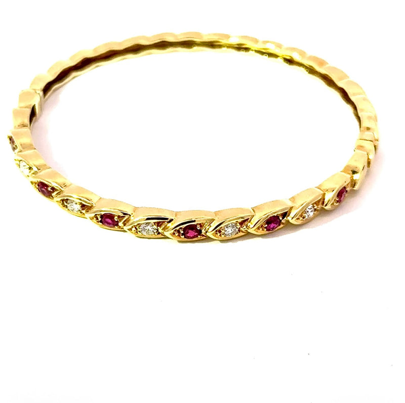 Zeitloser Armreif in 14 Karat Gelbgold mit Rubinen und Brillanten