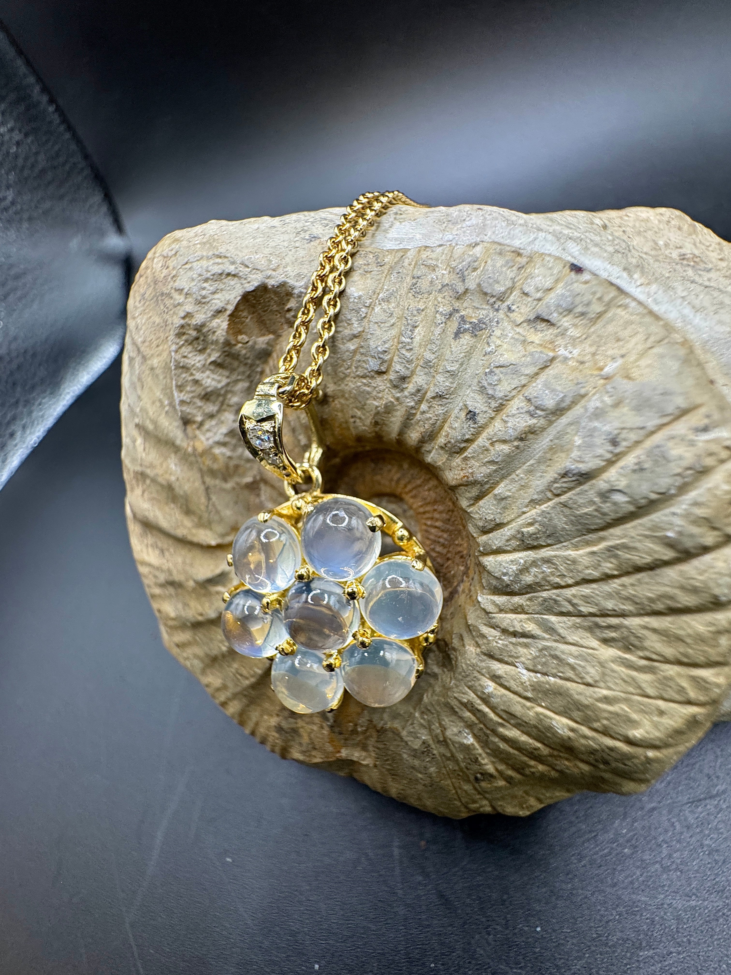 Eleganter Anhänger in 14 Karat Gelbgold mit Mondsteinen & Diamanten