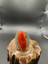 Ausgefallener Cocktailring in 14 Karat Gelb- und Weißgold mit feuerroter Koralle und Brillanten