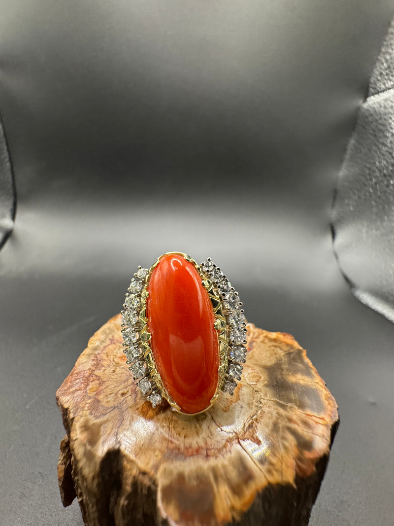 Ausgefallener Cocktailring in 14 Karat Gelb- und Weißgold mit feuerroter Koralle und Brillanten