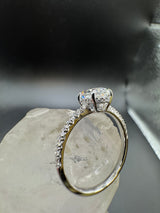 Wunderschöner Ring in 18 Karat Weißgold mit ovalem Brillanten & Pavé-Besatz