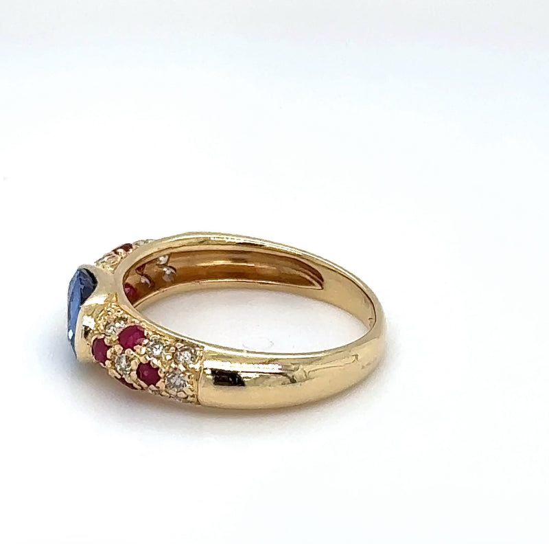 Edler Ring in 18 Karat Gelbgold mit hochfeinen Saphir, Brillanten & Rubine