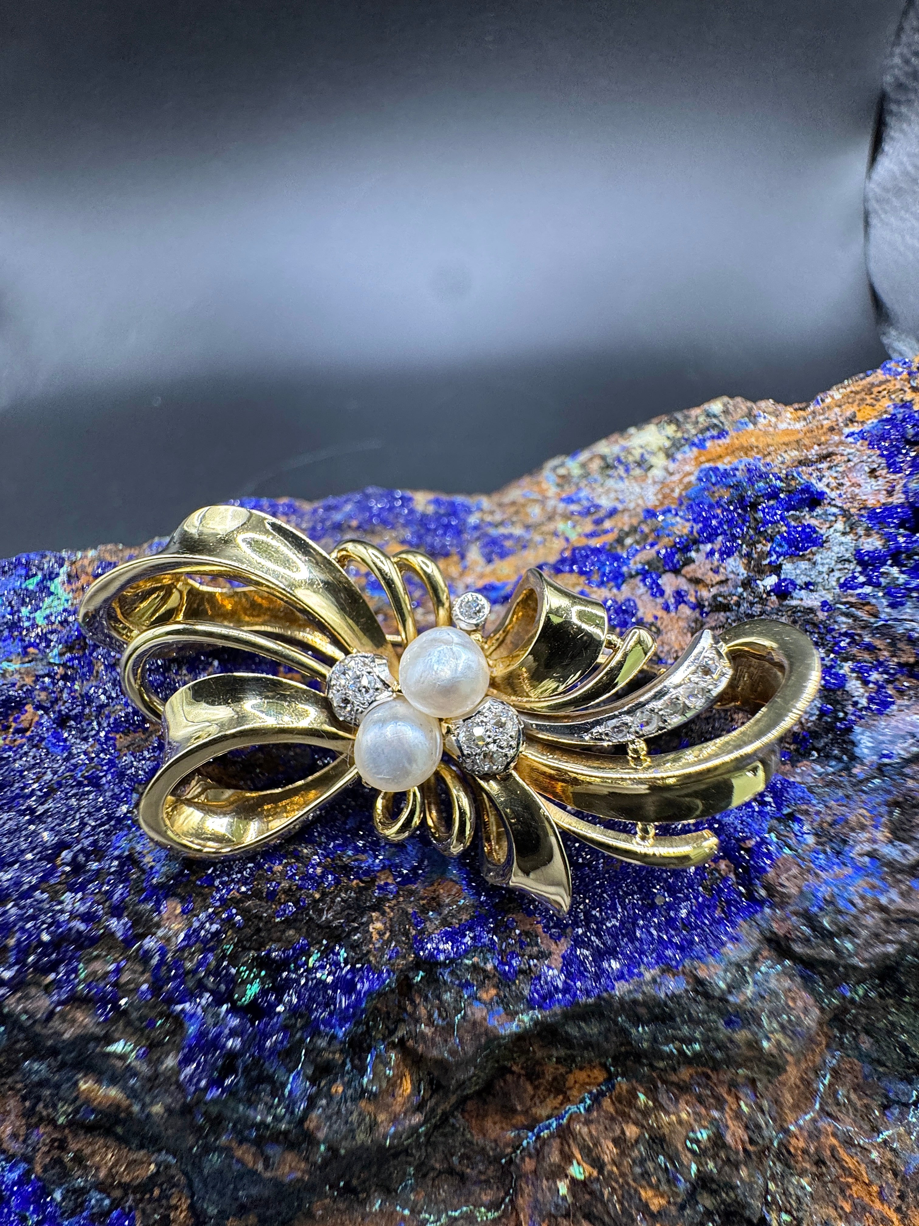 Vintage Brooch in 14 Karat Yellow Gold with Diamonds and Pearls