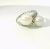 Eleganter Toi-et-Moi-Ring in 9 Karat Weißgold mit Diamanten und Perlen