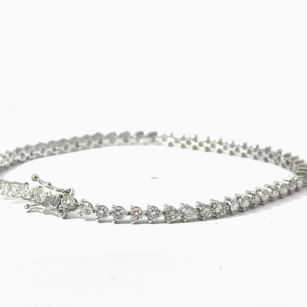 Modernes und zeitloses Tennisarmband in 900er Platin mit Brillanten