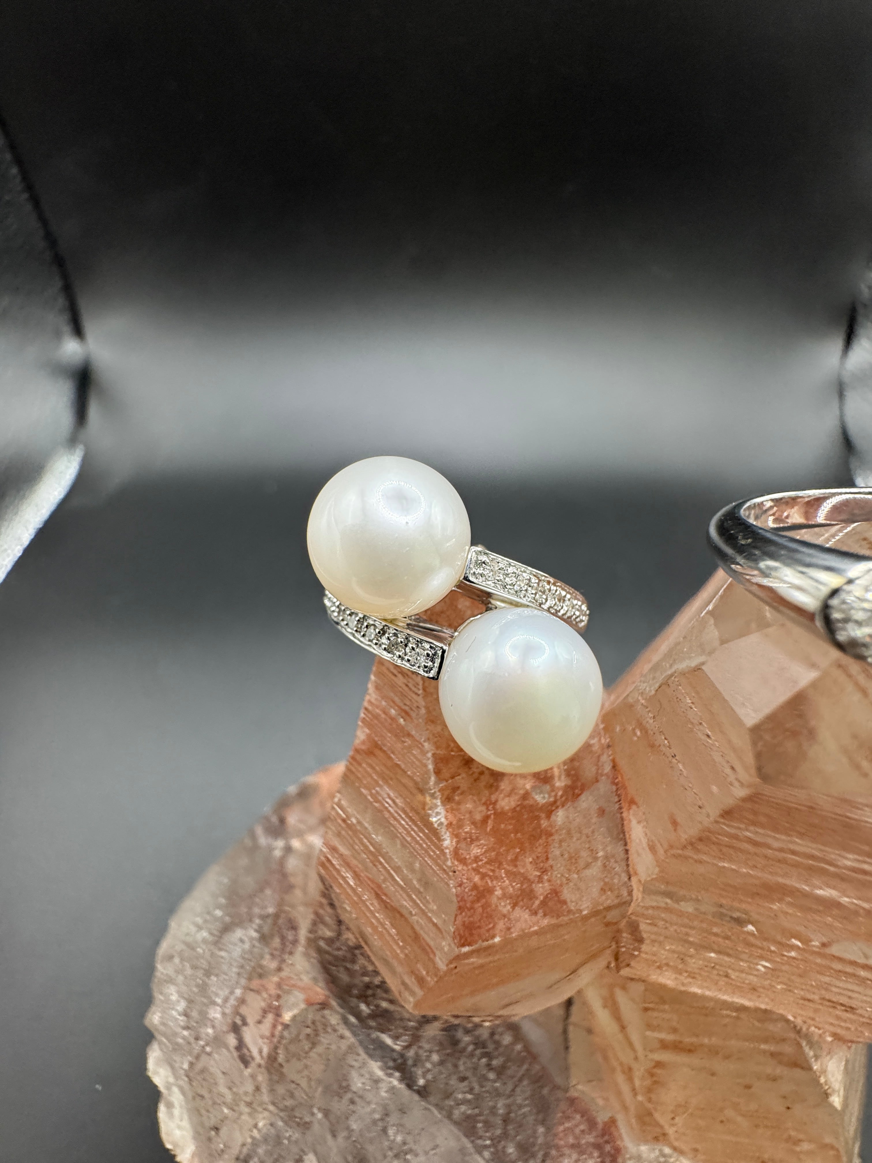 Eleganter Toi-et-Moi-Ring in 9 Karat Weißgold mit Diamanten und Perlen