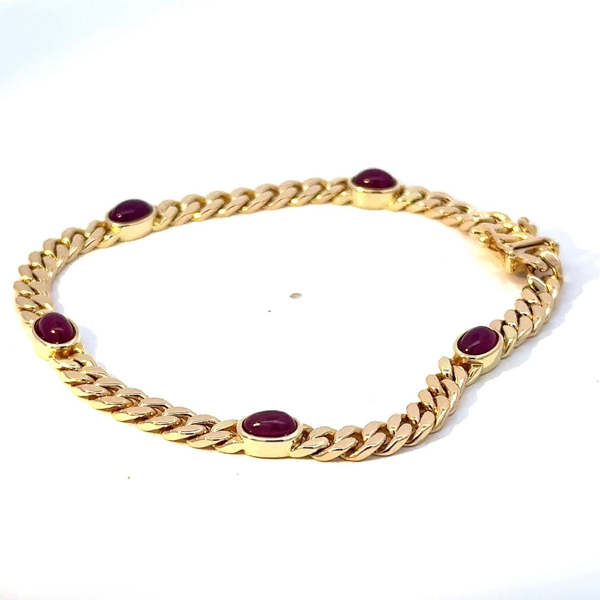 Zeitloses Armband in 14 Karat Gelbgold mit Rubin-Cabochons