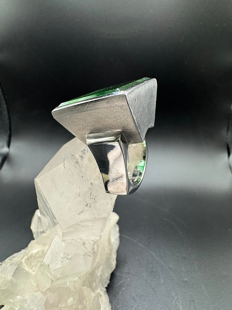 Einmaliger Ring in 18 Karat Weißgold mit beeindruckendem Turmalin