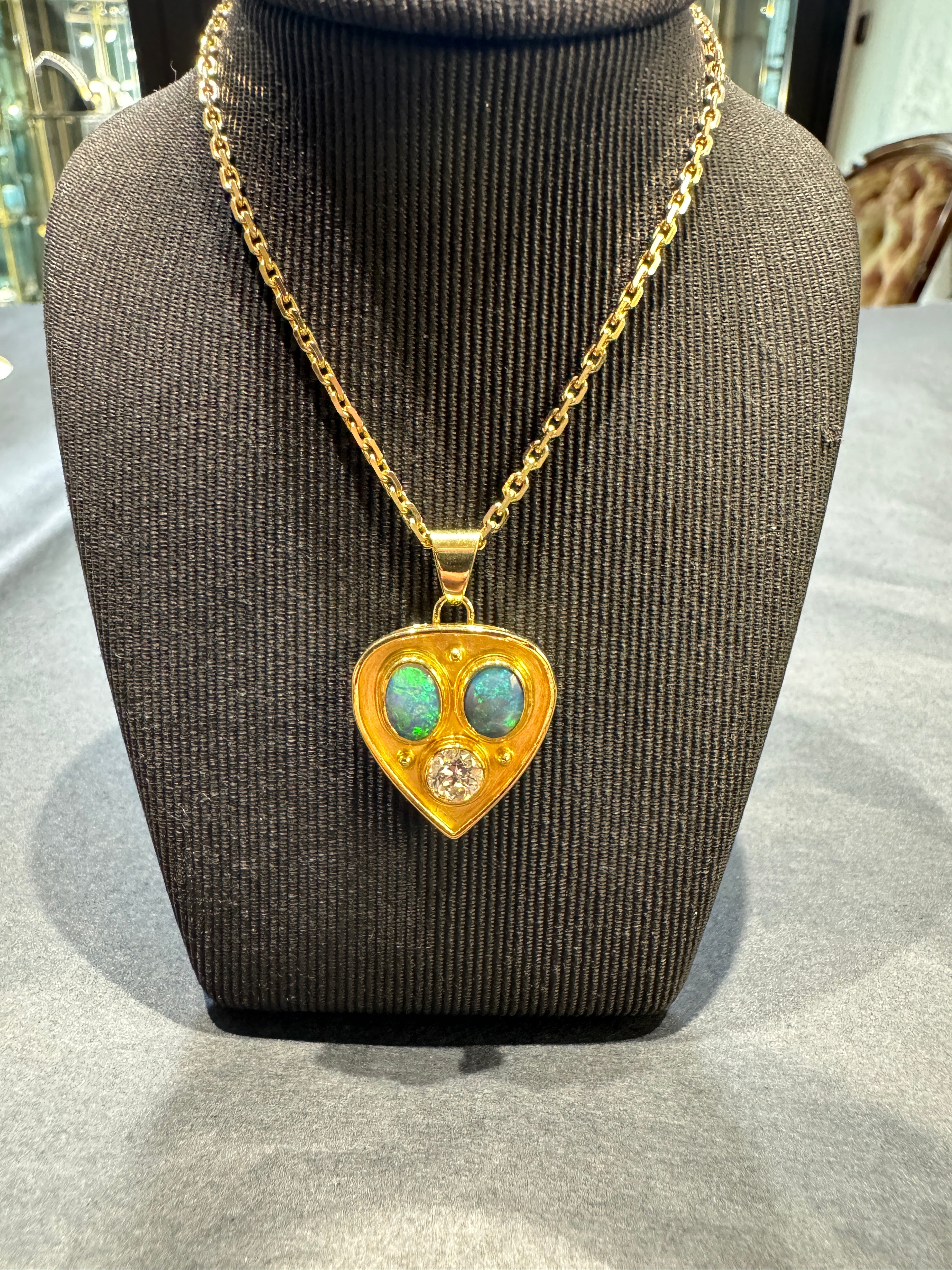 Einmaliger Anhänger in 18 Karat Gelbgold - pure Handarbeit mit Diamant und Opalen + Kette